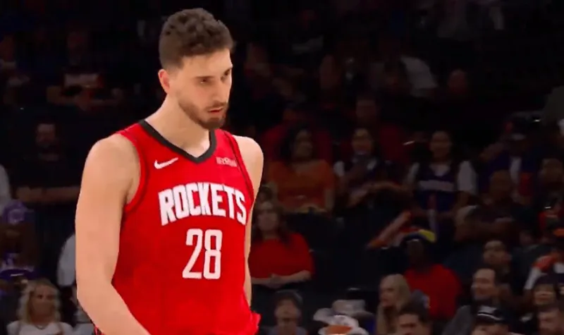 杰伦-格林造成申京第四犯，申京下半场刚开局就被换下